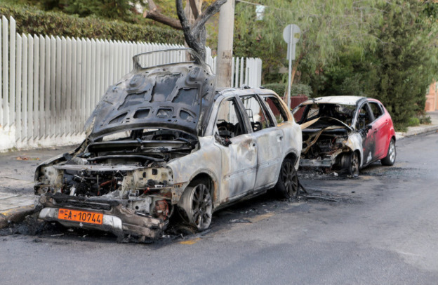 В Афінах напали на українське посольство. Спалили кілька автомобілів, - МЗС. 02