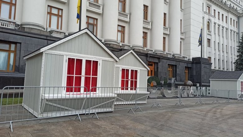 Під Офісом Президента почали встановлювати будиночки 10