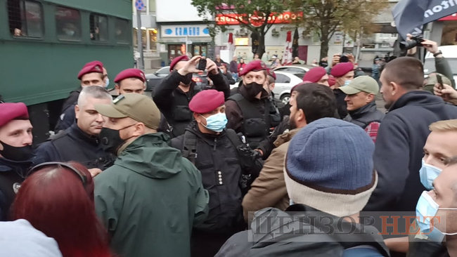 Учасники акції на підтримку Антоненка намагалися перешкодити виїхати машині із заарештованим з подвір’я суду 15 Учасники акції на підтримку Антоненка намагалися перешкодити виїхати машині із заарештованим з подвір’я суду 15