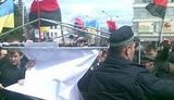 В Луцке силой демонтировали палатку сборщиков денег на памятник Сталину. ФОТО