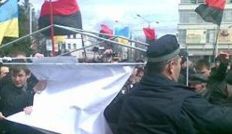В Луцке силой демонтировали палатку сборщиков денег на памятник Сталину. ФОТО