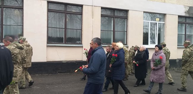 Мемориальные доски погибшим в зоне АТО воинам Сергею Ткачуку, Виктору Войцеховскому и Олегу Бурцу открыли на фасаде школы в Пятихатках на Днепропетровщине 11