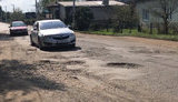 "Лунная поверхность": Казанский показал испещренный ямами участок трассы Н-10 в Болехове на Ивано-Франковщине. ВИДЕО