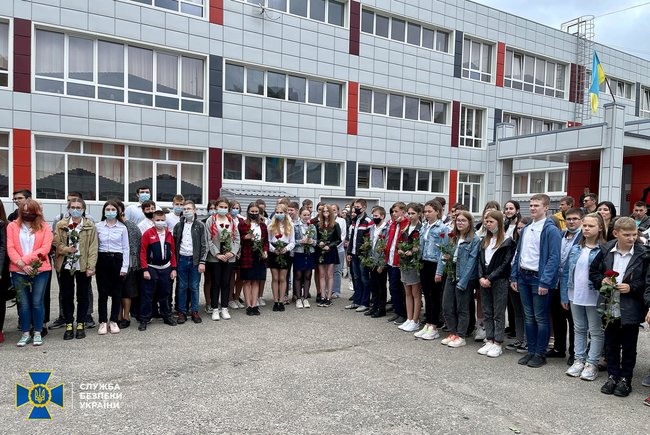 Меморіальну дошку загиблому в зоні ООС співробітнику СБУ Дмитру Каплунову відкрили в Харкові 03