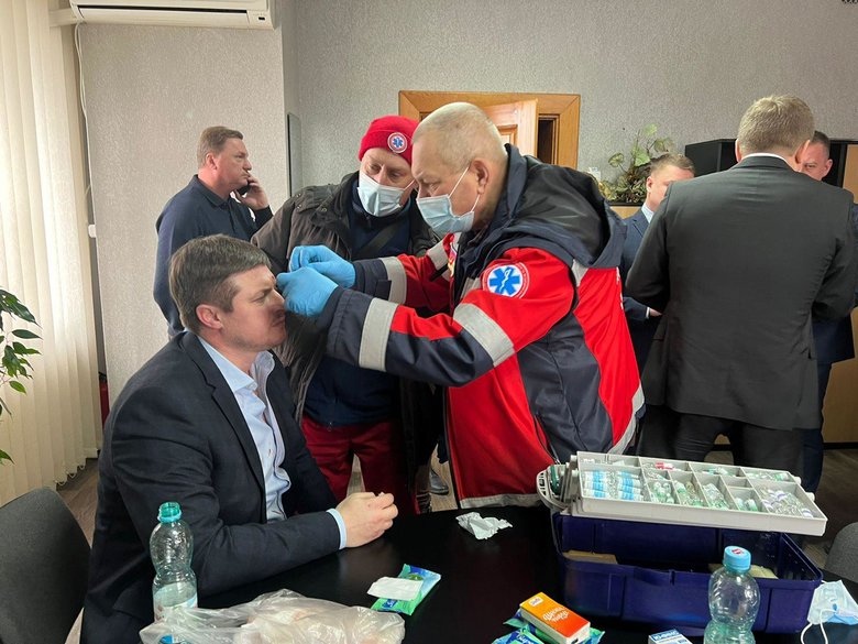 Під час сесії Рівненської міськради побили екснардепа Осуховського 06
