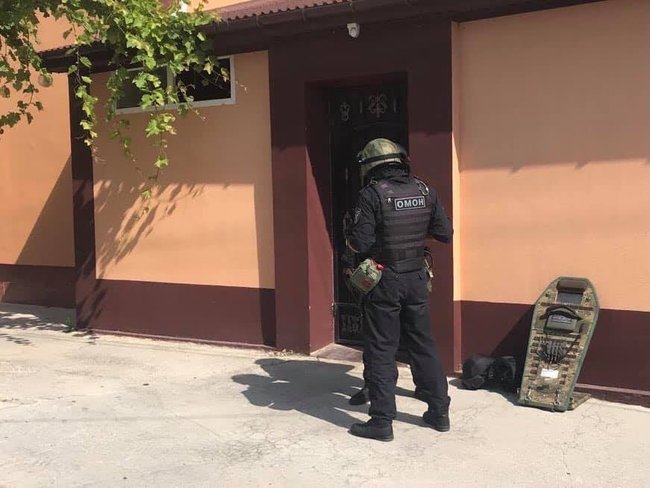 Российский ОМОН проводит обыски в доме 57-летнего крымского татарина Ибрагимова и его сына в оккупированной Евпатории, - Денисова 01