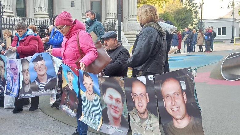 Україно, МИ Є: рідні українських полонених і зниклих без вісті на Донбасі пікетують ОП - матері заявили, що стоятимуть на Банковій 72 години 10 Україно, МИ Є: рідні українських полонених і зниклих без вісті на Донбасі пікетують ОП - матері заявили, що стоятимуть на Банковій 72 години 10