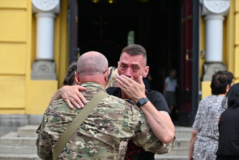 У Володимирському соборі попрощалися із загиблим у боях за Україну воїном Микитою Оптимістом Красновідом 04