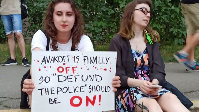 Акция в поддержку отставки Авакова с файерами и салютом прошла возле здания МВД 02