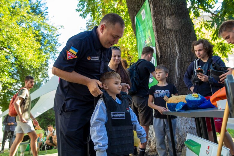 Юрій Цикенюк: Є такі міни, які спрацьовують на ходу людини. Вона пропустить собаку, техніка проїде, а коли відчуває, що йде людина, міна виплигує і вибухає 12
