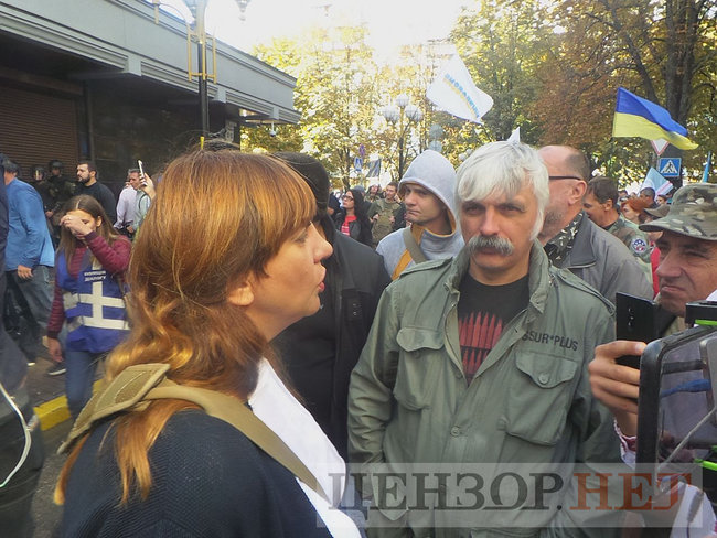 Під час мітингу під ГПУ проти екстрадиції в РФ Тумгоєва сталися сутички: мітингувальники бють вікна, їх у відповідь поливають водою зі шлангів 46