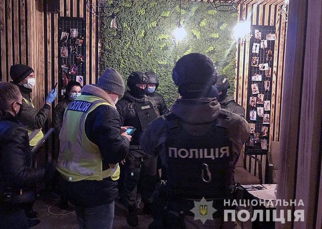 Від 1000 до 2 500 тис. за дівчину: у центрі Києва накрили кілька борделів, замаскованих під масажні салони, - поліція 02