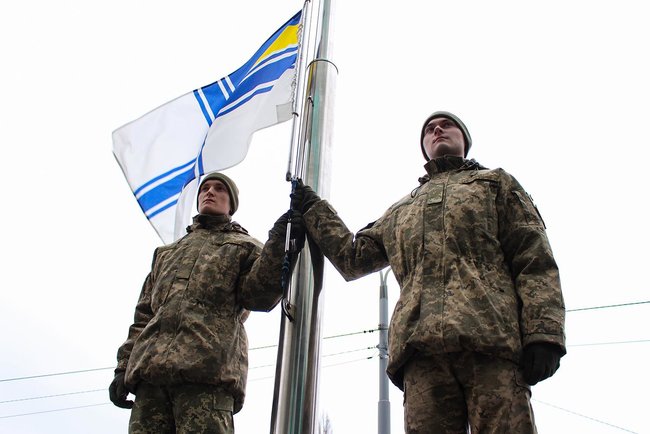 Прапор ВМС України підняли перед будівлею Мінінфраструктури в Києві 01