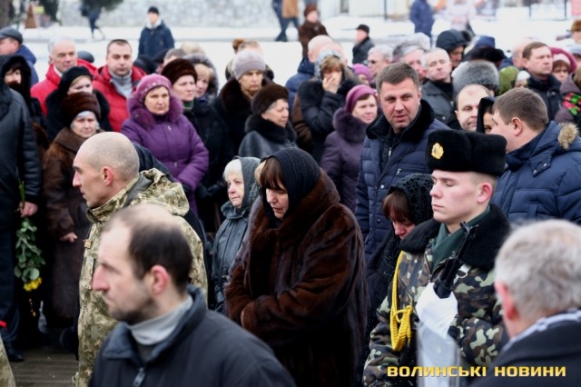 Сотні людей прийшли попрощатися з мером Луцька Романюком 09