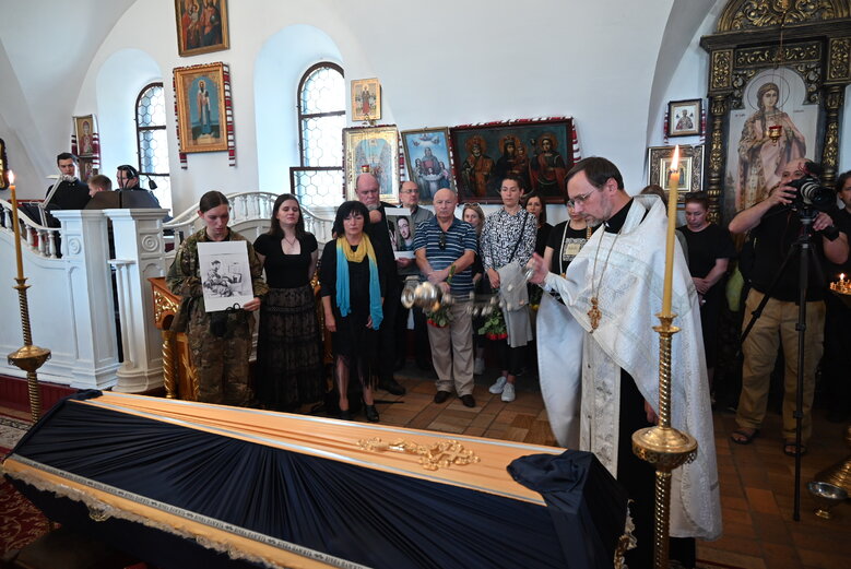 Зі скрипалем та воїном Давидом Якушиним, який загинув у бою з окупантами, попрощалися в Києві 31