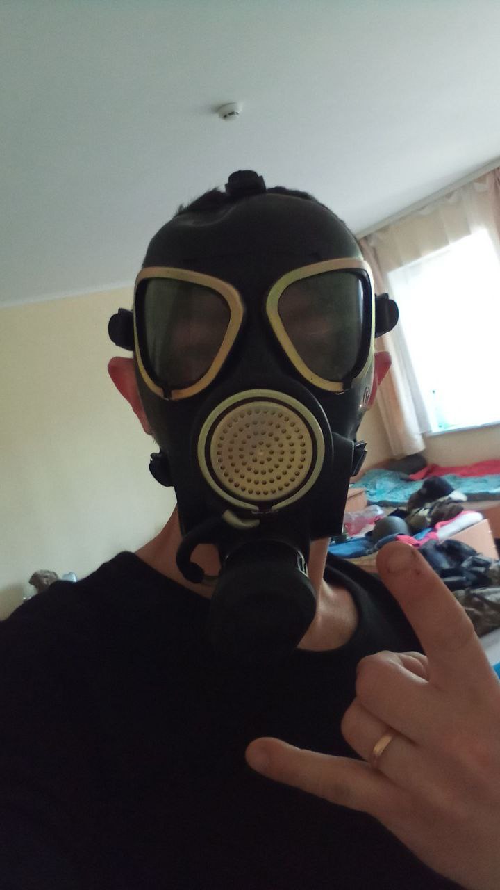 Спочатку було страшно, шо капець. Потім мозок зрозумів: боятись нема сенсу. Бо якщо прямого нема, то й всі цілі; ну, а як пряме - то і усвідомити не встигнеш. Важливий текст-сповідь про пекло на Донбасі і наших хлопців там 01