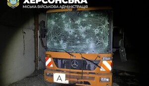 Увечері 26 листопада росіяни обстріляли комунальне підприємство у Херсоні. ФОТОрепортаж