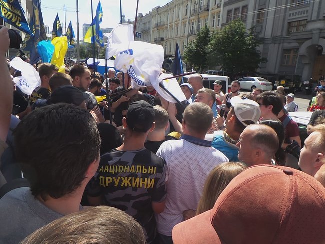 Шибениця, голова Леніна і бійки, - активісти пікетують КС з вимогою не скасовувати закон про люстрацію 28