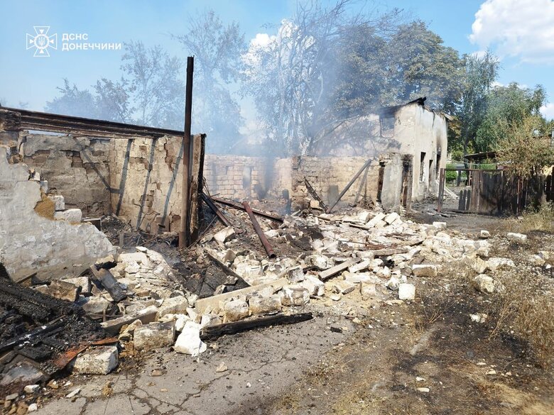 В Українську після обстрілів горіли гаражі