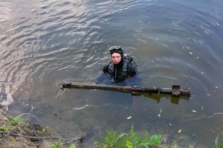 Водолази дістали з річки Сейм на Сумщині ПЗРК Ігла, - ДСНС 01
