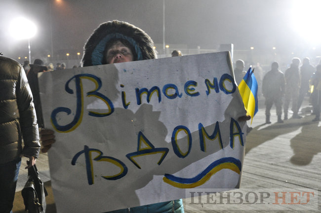 Heroes, welcome home!” liberated Ukrainian hostages enjoy warm reception at Boryspil airport 24