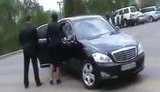 Просящий денег на дороги у рядовых граждан донецкий губернатор Близнюк ездит на машине за миллион. ВИДЕО.