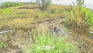 Пілоти "Крил Омеги" FPV-дронами ліквідували щонайменше 5 рашистів біля залізничної колії. ВIДЕО