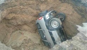 Обвал ґрунту в Харкові: 70 будинків залишилися без води, в глибоку яму провалився позашляховик. ФОТОрепортаж (оновлено)