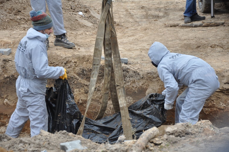 В Бучі ексгумують з братської могили тіла вбитих росіянами мирних жителів: Майже всі з вогнепальними пораненнями, деякі із завязаними руками та ногами 19