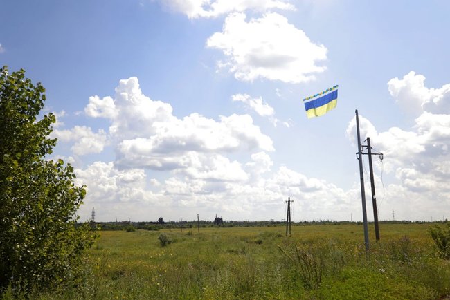 Бійці 72-ї ОМБр запустили в бік окупованого Донецька величезний прапор України 09