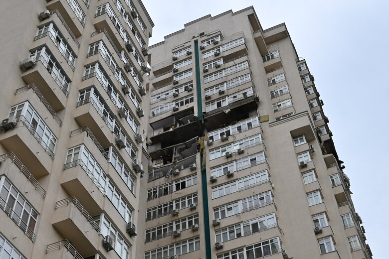 Последствия падения обломков вражеской ракеты на многоэтажку в Соломенском районе Киева 20