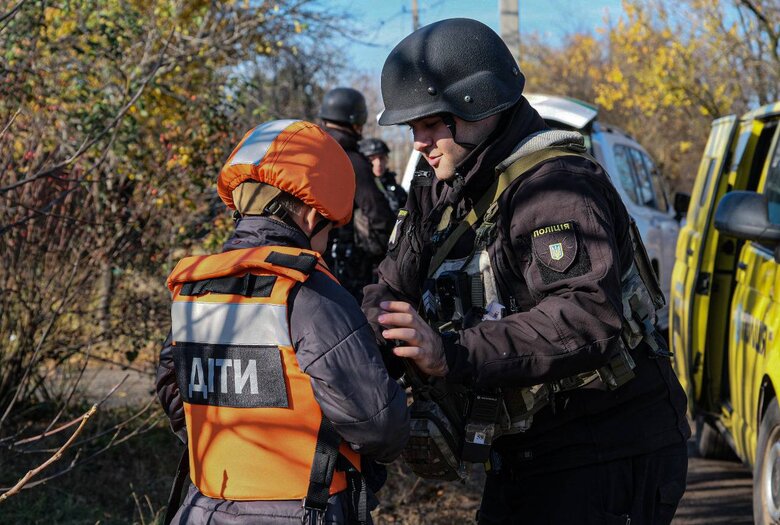 Із трьох населених пунктів Донеччини евакуювали 15 дітей 01