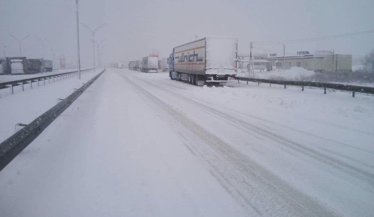 Трасса Киев-Одесса закрыта из-за снегопада