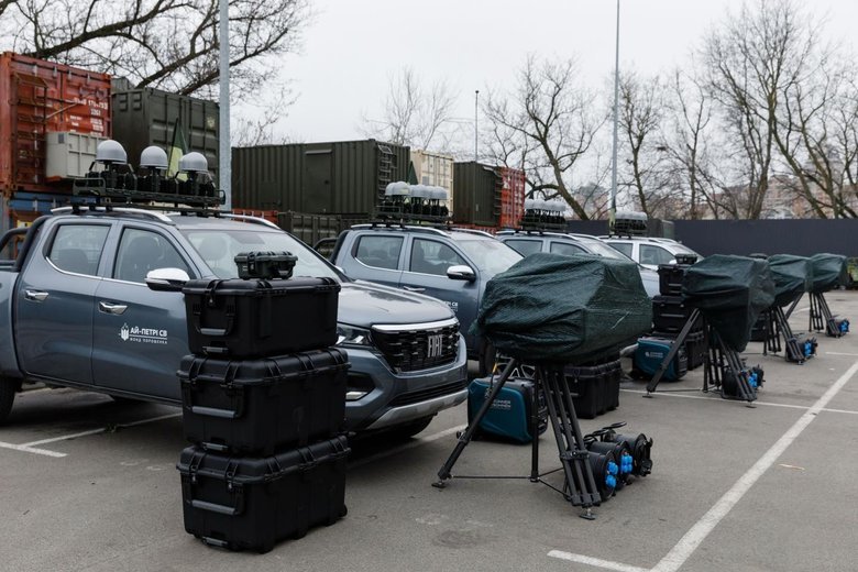 Порошенко передав допомогу фронту