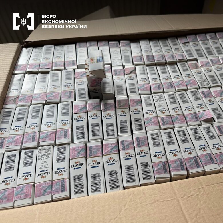 БЕБ знайшло підпільний цех з виробництва нелегальних сигарет у дитячому таборі