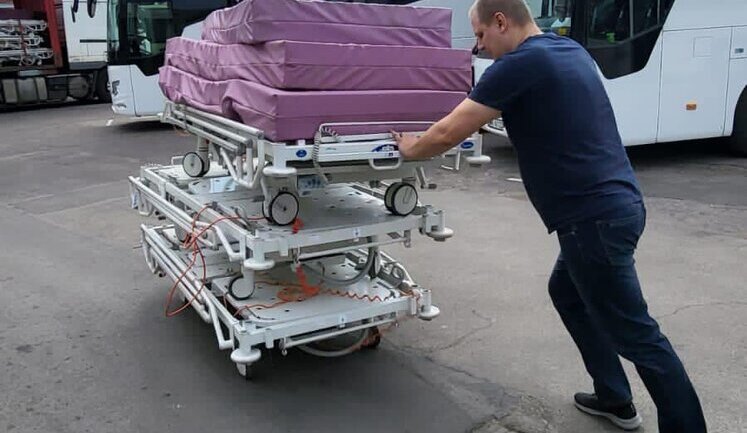 Ув’язнені з Британії полагодили візки і сказали: "Так, ніхто в світі ніколи не дізнається, що ми це зробили, але навіть люди у в’язниці розуміють, де добро, а де зло. І ми раді чимсь допомогти Україні". Як латвійсько-шведська платформа допомагає українським лікарням