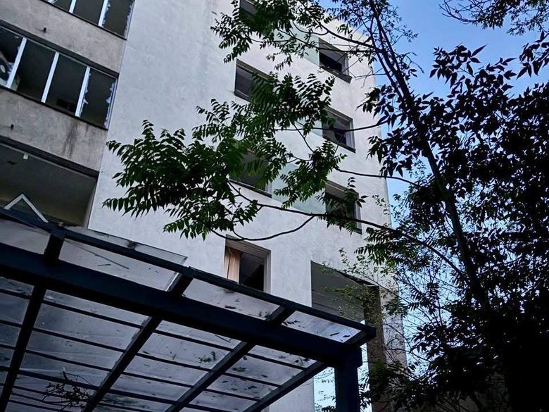 Будівлю податкової пошкоджено ударом РФ у Києві