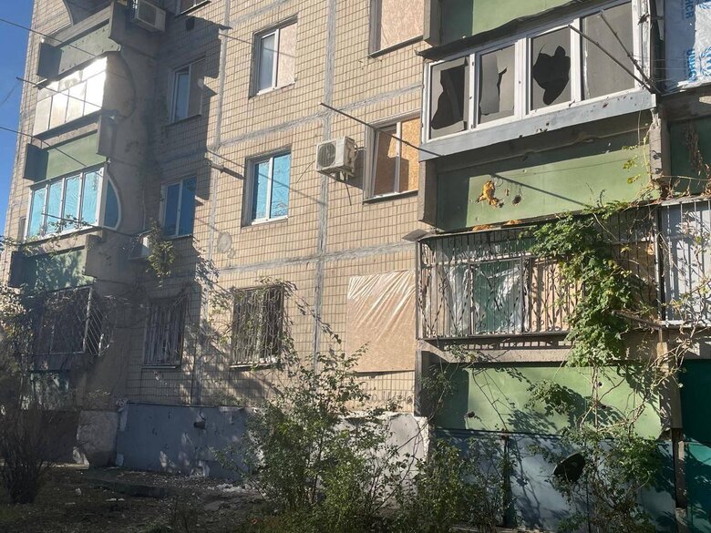 Пошкоджена російським обстрілом п'ятиповерхівка на Нікопольщині