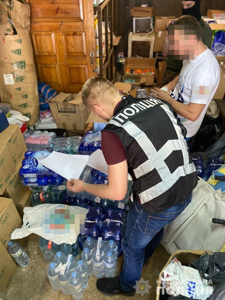 Псевдоволонтер, продававший полученную от иностранцев гуманитарную помощь, задержан в Киеве, - Нацполиция 01