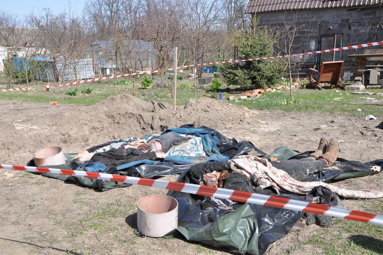 Поліція ексгумувала тіла матері та сина, вбитих росіянами, які безпідставно обстрілювали вулиці та будинки у Ваблі під Бучею 10
