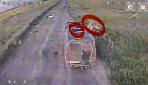 Пілоти "Птахів Мадяра" дроном залетіли у люк ворожої "Буханки": окупант вистрибнув з автівки на ходу. ВIДЕО