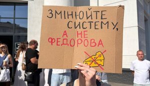 У Хмельницькому містяни вийшли на акцію проти відставки міністра оборони