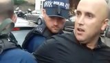 Пропагандист Грэм Филлипс нагрянул в посольство Грузии в Лондоне с оскорбительными лозунгами. Его задержали. ВИДЕО