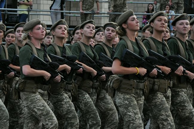 Від Точки-У до Джавелінів: вражаючі кадри 250 одиниць бойової техніки на Хрещатику 07
