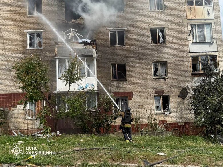 РФ вдарила по будинку в Ізюмі: загинула людина, є постраждалі