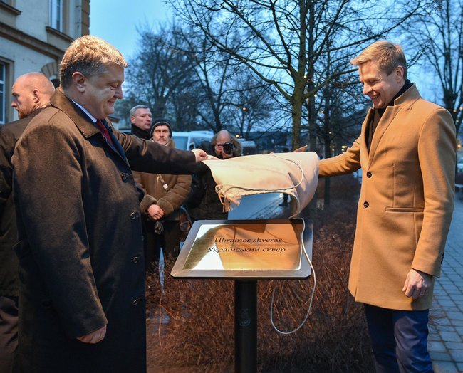 Порошенко відкрив Український сквер у Вільнюсі 04
