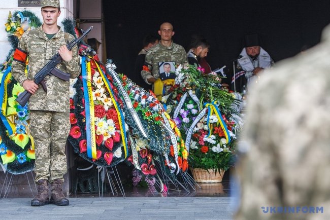 С погибшими на Ривненском полигоне воинами Валерием Тихоновским и Дмитрием Власовым простились в Ужгороде 08