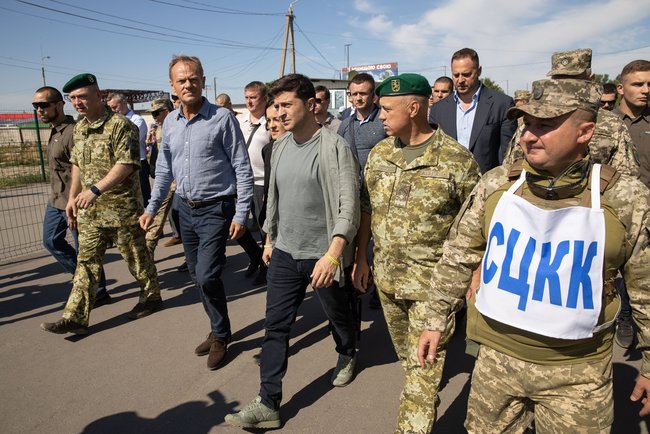 Zelenskyi, Tusk visit Stanytsia Luhanska 11