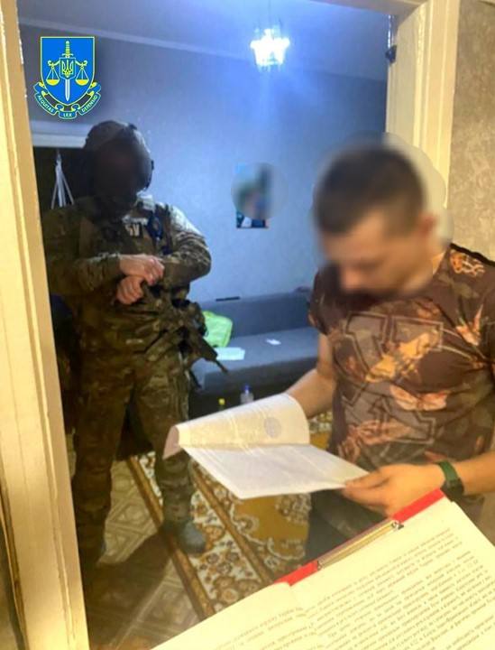 Посадовець військкомату на Івано-Франківщині допомагав за хабарі військовозобов’язаним виїжджати за кордон, - Офіс Генпрокурора 01