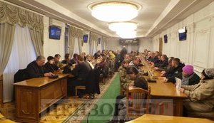Процес над Колмогоровим: підтримати обвинуваченого прибули депутати і побратими, в приміщенні суду тиснява. ФОТОрепортаж